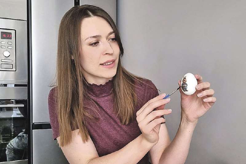 Яйца, окрашенные чаем каркаде Яйца, окрашенные чаем каркаде