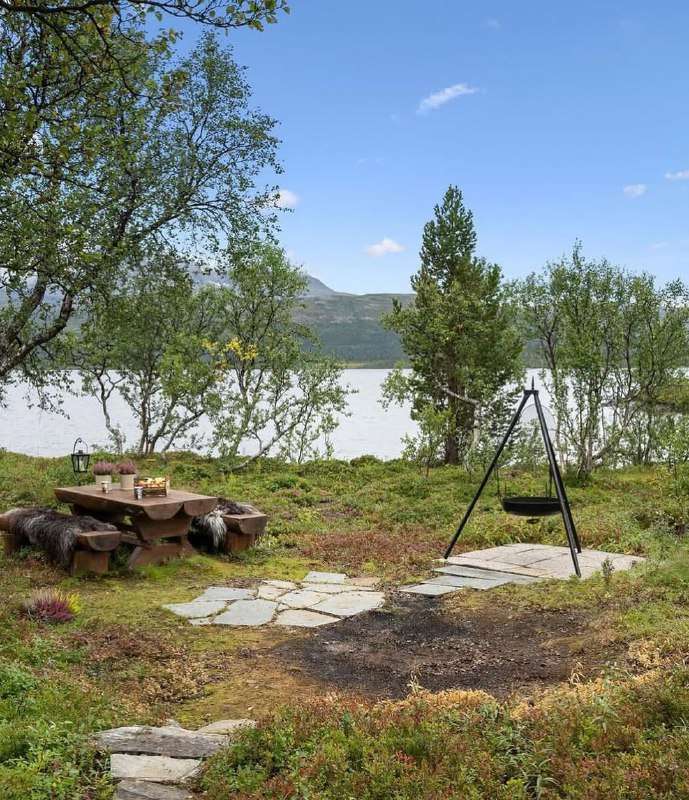 Причал для лодки - главный транспорт Лодка у причала острова