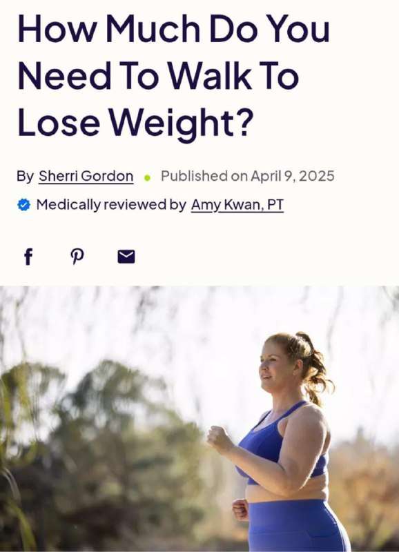 Женщина отдыхает на диване после прогулки, зная, что 7500 шагов достаточно