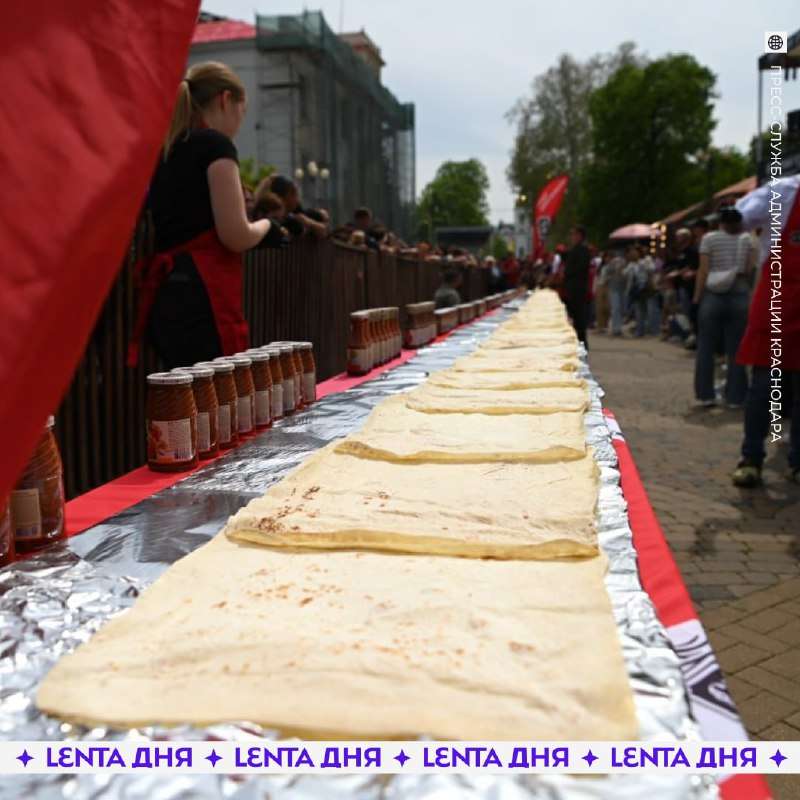 Фото гигантской шаурмы на улице Краснодара