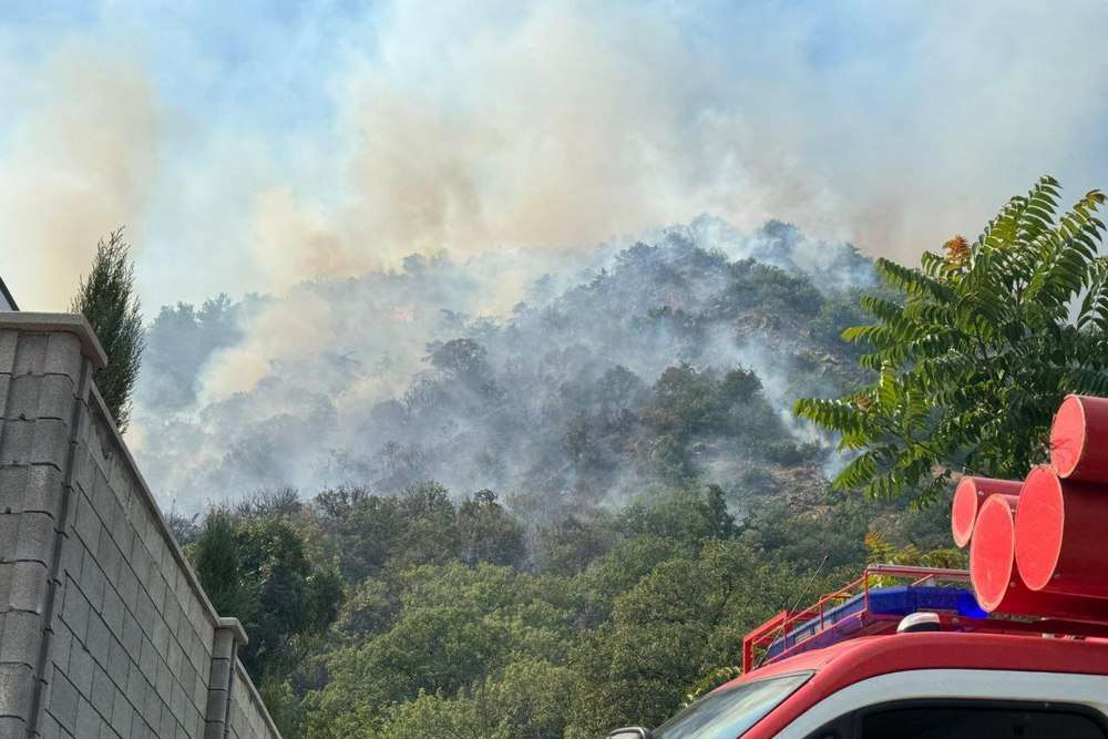​Лесной пожар в Крыму тушат более 300 человек - новости