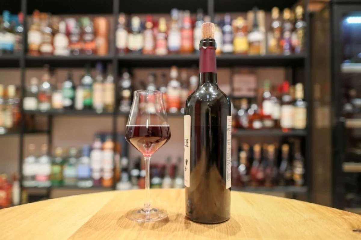 Бокалы с грузинским вином на фоне виноградников