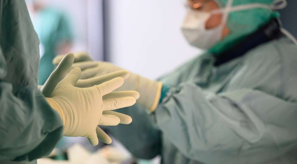 ​Пациента и хирургов разделяли тысячи километров: врачи провели уникальную операцию больному раком - новости