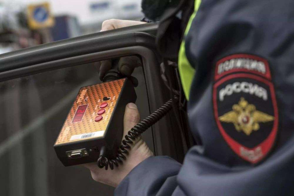 ​Автомобиль с тонированными стеклами на дороге