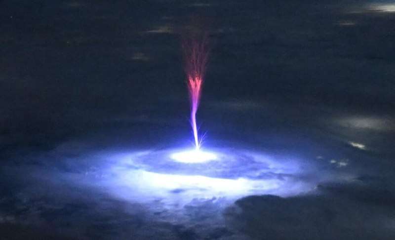 Астронавт заснял редкое атмосферное явление