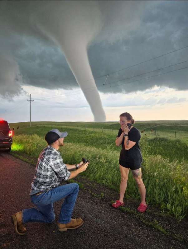 Предложение на фоне торнадо