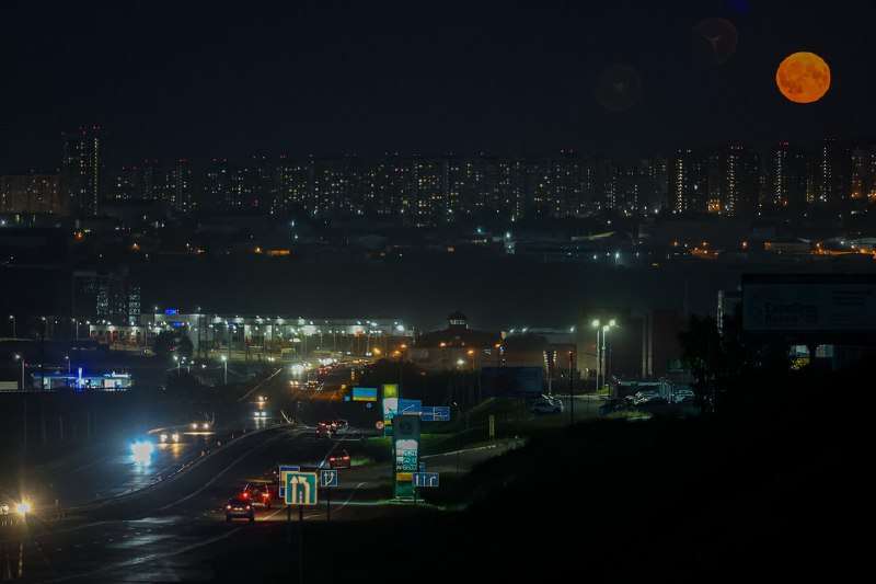 Огромная оранжевая Оленья Луна в ночном небе
