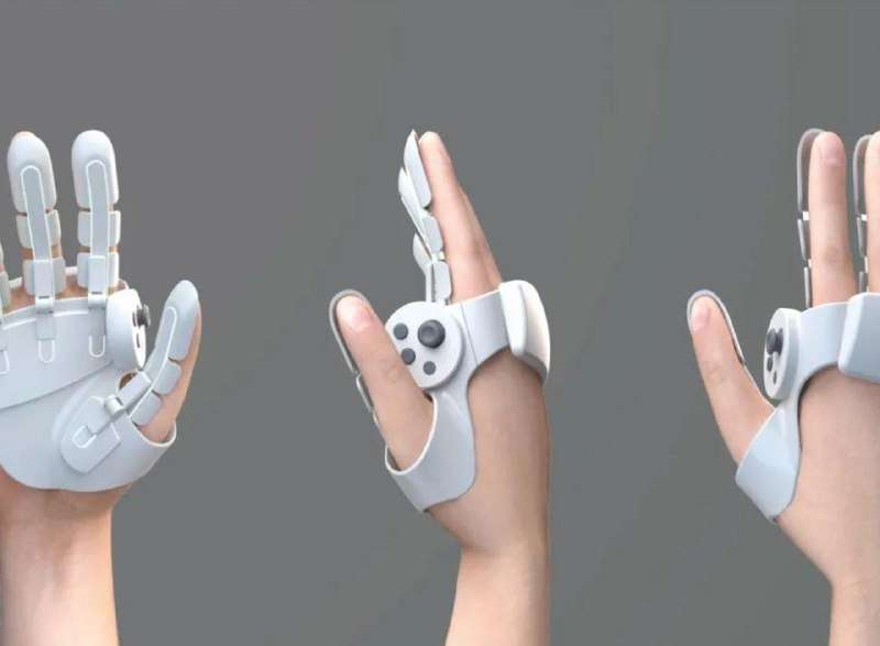 Человек использует перчатки для VR от Sharp в виртуальном пространстве