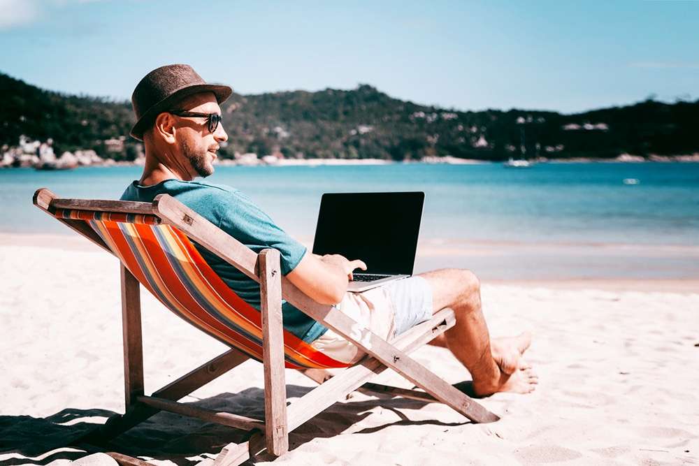 Как провести лето в офисе и не сойти с ума от зависти