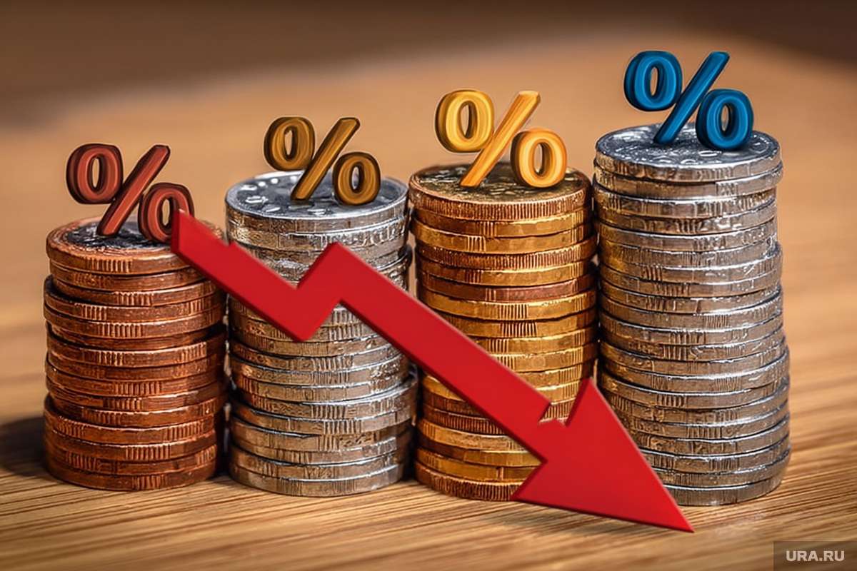 Женщина читает новости экономики с удивлением