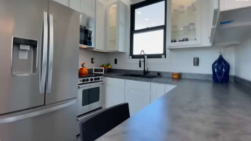 Светлый и просторный интерьер дома Tesla