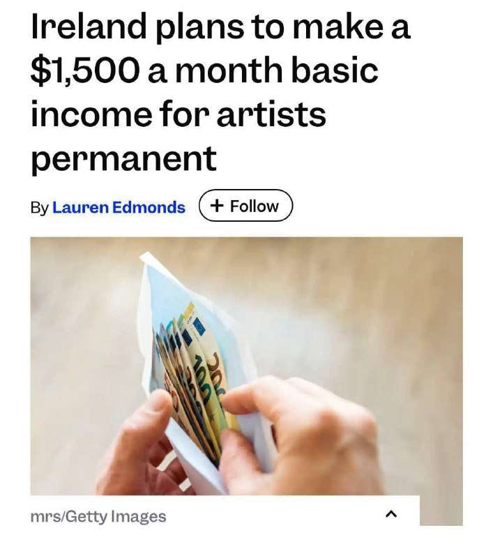 Художник, работающий в своей студии