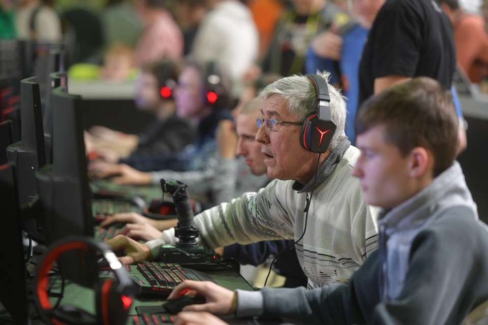 Бабушка Ольга с наградой и в наушниках - новости