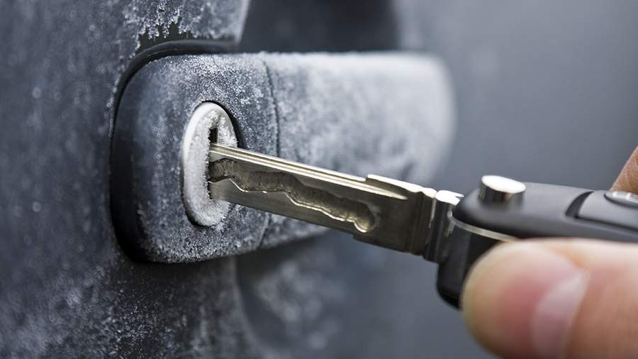 Автоэксперт дал советы водителям при замерзших дверях и замках - новости