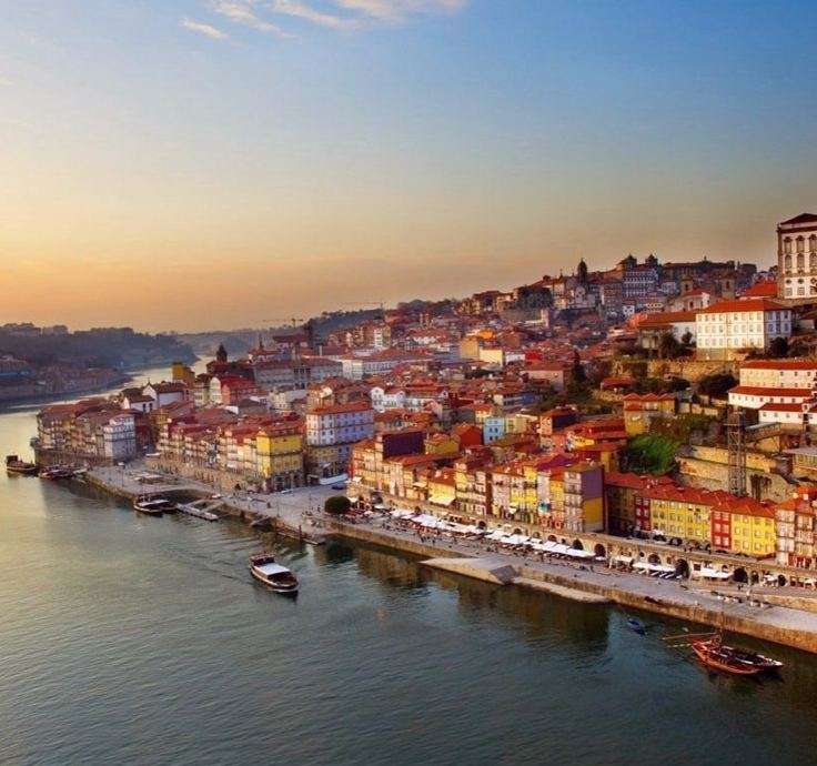 Женщина под зонтом в дождливый день в Португалии