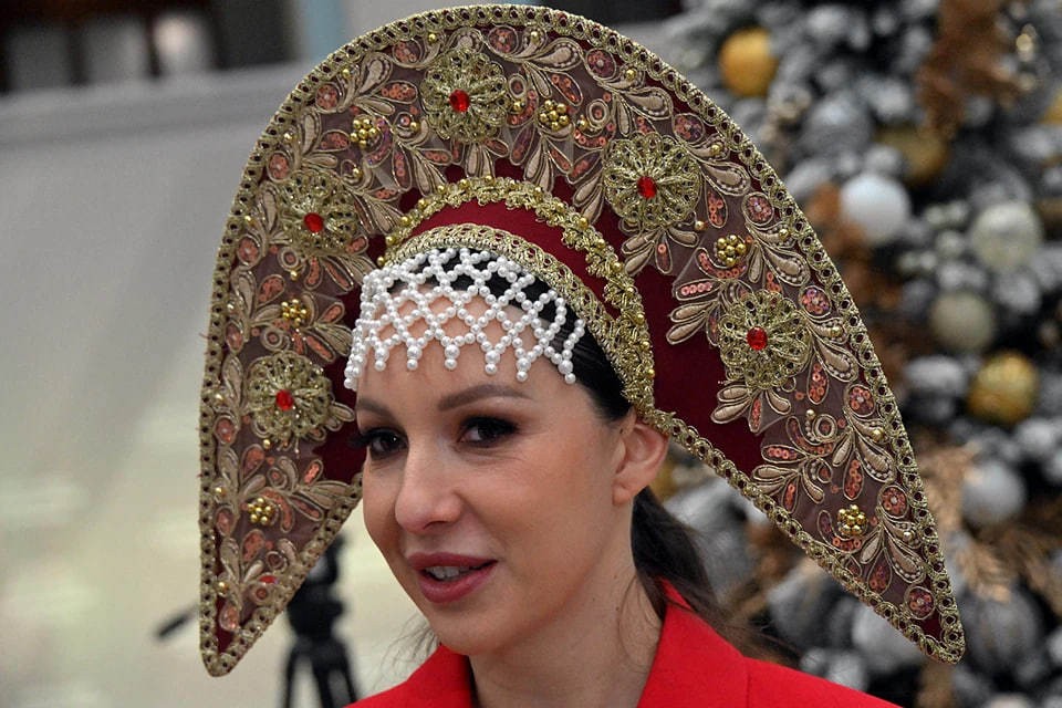 Кокошник, жемчуга, гребень: россиянкам рассказали о стильных новогодних аксессуарах - новости