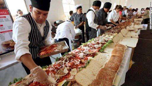 Самый большой в мире сендвич имеет вес — 865 кг, а длина достигает 70 м. - новости