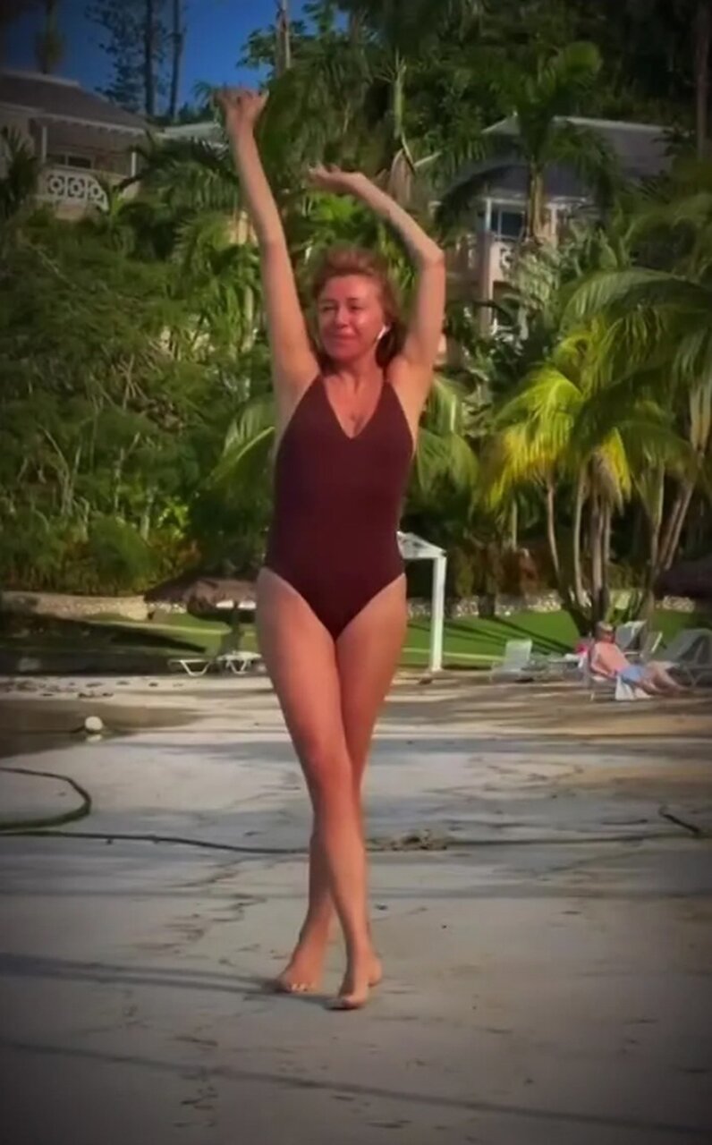 Шах и мат, завистники! Роскошная Апина в купальнике уделала хейтеров и доказала, что она королева высшей лиги - новости