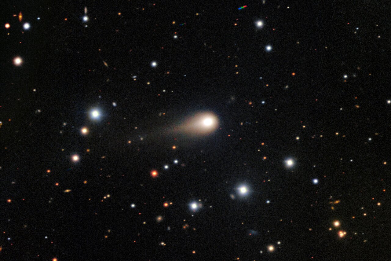 Новости - Космический кутюрье: Межзвездная комета 3I/ATLAS распушила редчайший «антихвост» перед Хабблом ☄️ новости