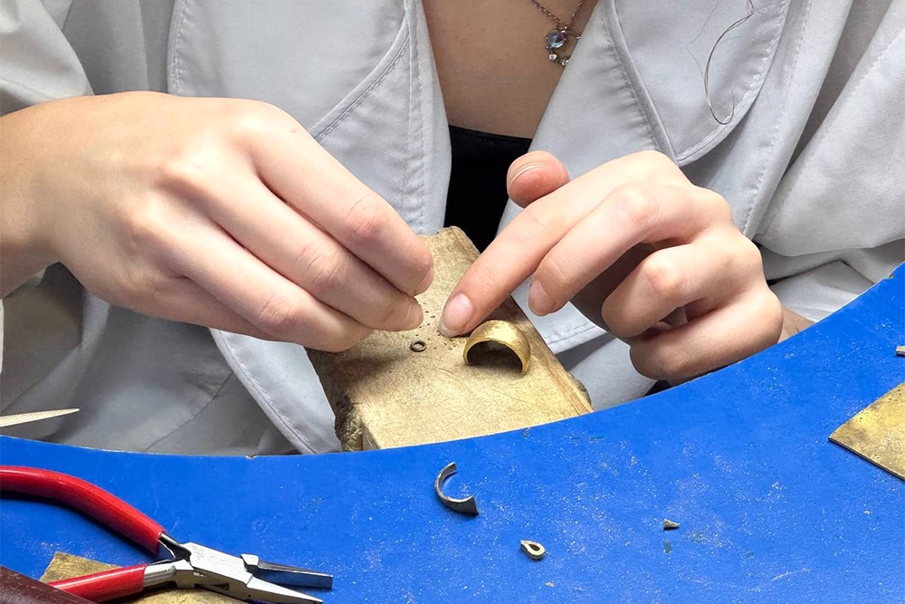 Новости - Алмазная диета для новичков: Как в Москве выращивают новых Фаберже и почему драгоценные камни «худеют» в руках студентов новости