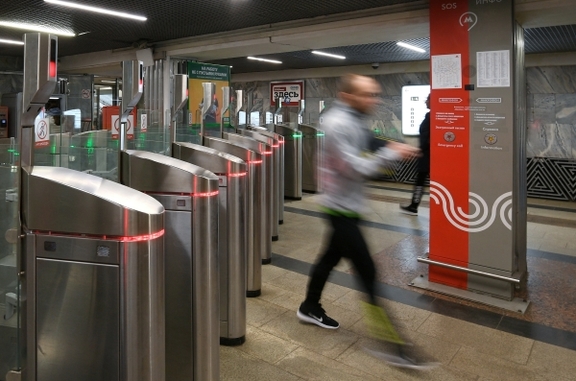 Новости - Тайны подземелья: почему охрана метро не узнает о ваших бывших, но попросит «огонька» от экрана новости