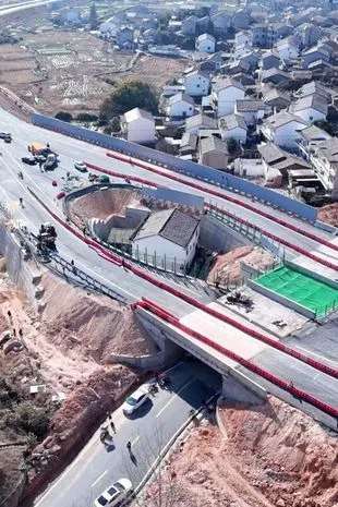 Занимательная история о китае, который не хотел расставаться со своим домом, стала настоящим хитом: «Каждый дом — это крепость!»... - новости